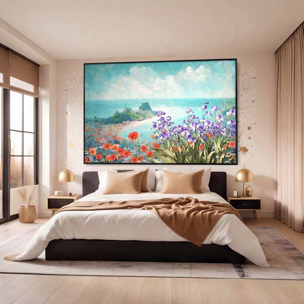Tablou canvas cu tablou canvas cu maci si flori violet, in rama de aluminiu negru, pe perete intr-un dormitor